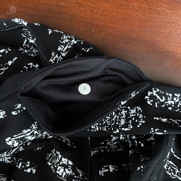 Lululemon Cropped Leggings Size 4 Black White Print 21.5” Inseam Athleisure - Picture 10 of 10